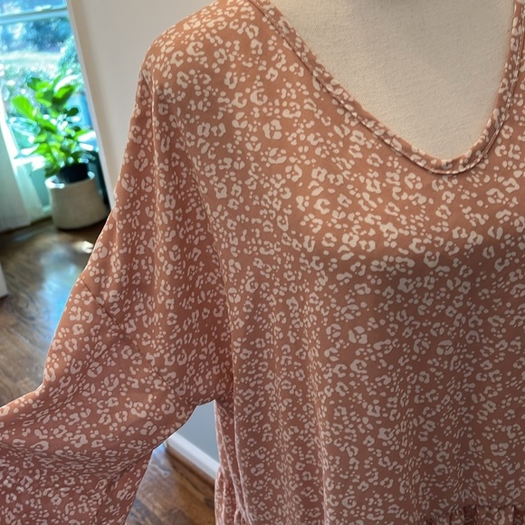 UEC FLOWY BLOUSE - PALE PINK WITH WHITE PATTERN - SIZE MEDIUM - Picture 3 of 7